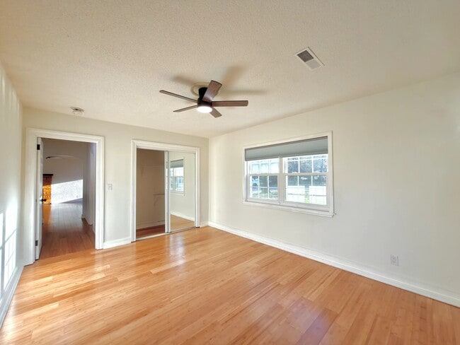 Building Photo - 1216 Eastwood Ave