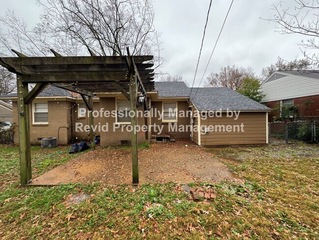 Building Photo - Updated 3 bedroom 2 bathroom home in East Memphis!