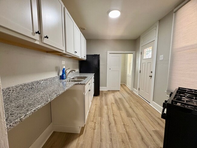 Building Photo - 2 Bedroom 1.5 Bathroom w/Bonus Room in York!