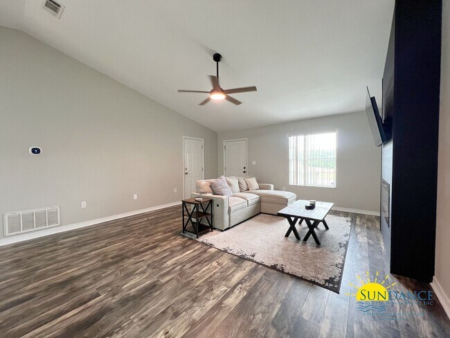 Building Photo - Charming 3-Bedroom Home in Ridge Crest Sub...