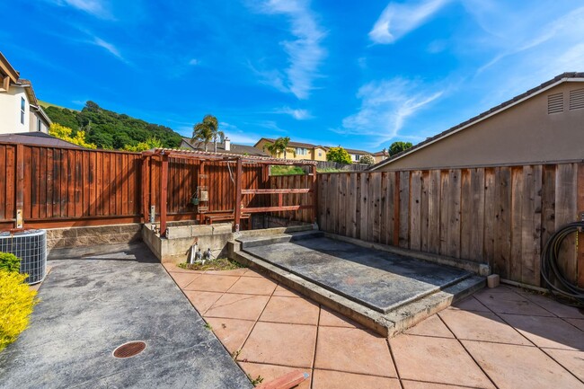 Building Photo - Spacious 3-Bed, 2-Bath Single Level Home
