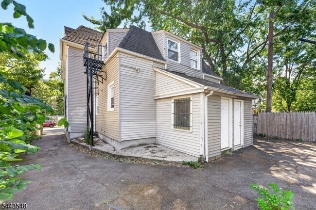 Building Photo - 437-439 7th Ave W