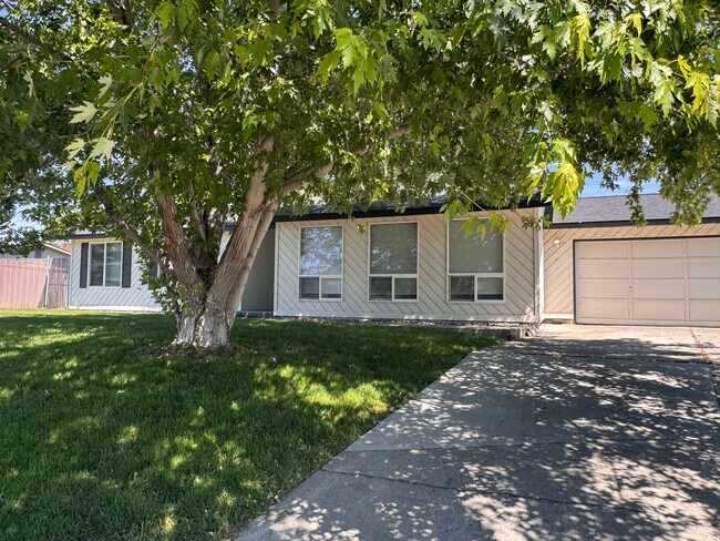 Building Photo - 5303 N Sky Vista Ave
