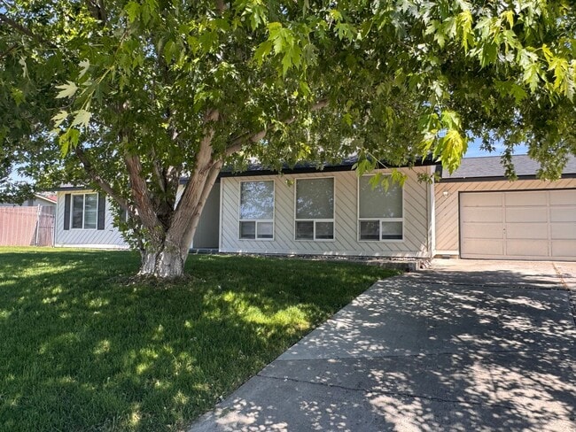 Building Photo - Terrace Heights 3br 2ba with double garage