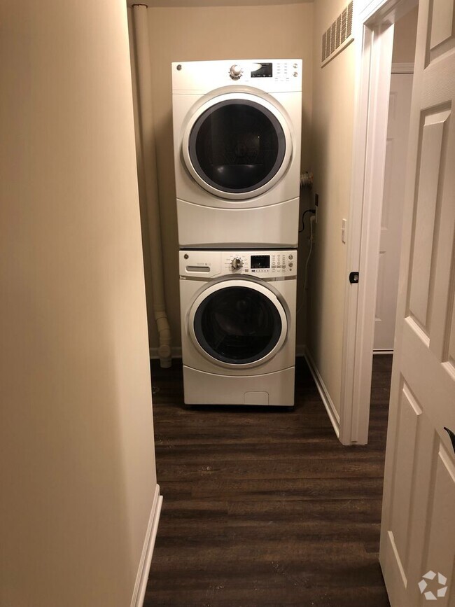Building Photo - The Madison End Unit