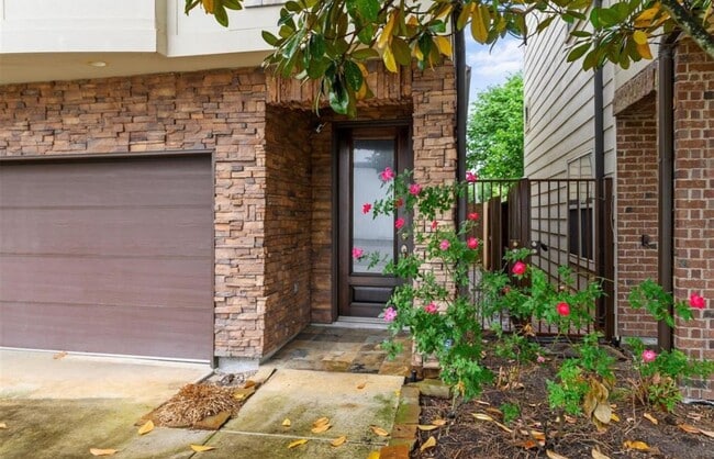 Building Photo - 1215 Roberts St