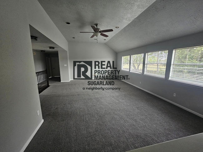 Building Photo - Executive Living in the Heart of Sugar Land