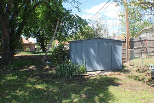 Building Photo - 628 Moraine Ave