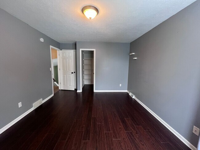 Building Photo - Single Family Home - Three Bedroom Tri-level!