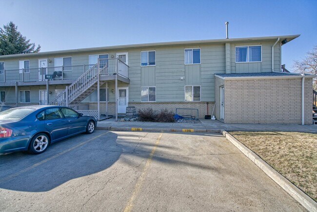 Building Photo - Bright End-Unit Condo – 2 Bed/1 Bath, Single-Level, No Stairs!