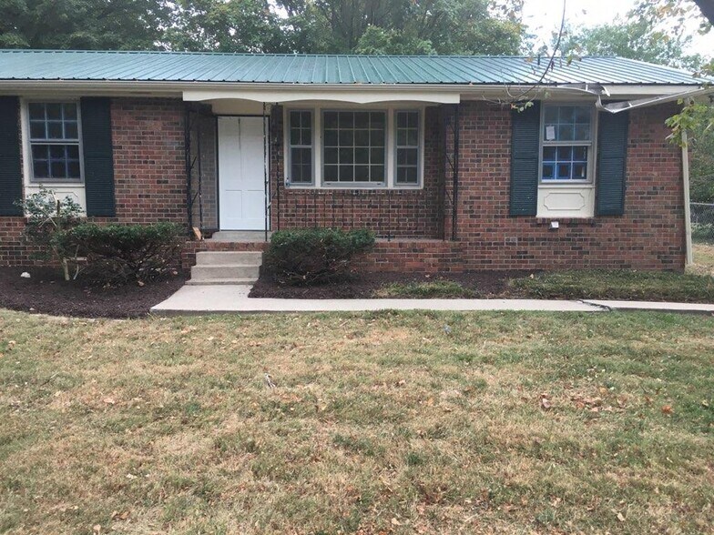 Building Photo - 1707 Woodside Dr
