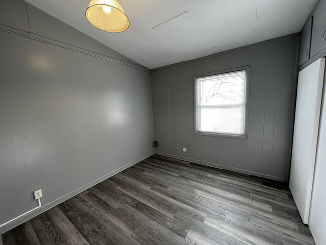 Building Photo - 3BR 1bath House - Available Mid October 2025