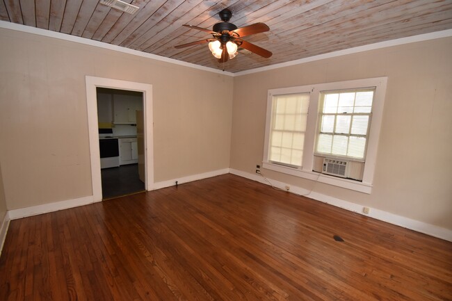 Building Photo - 1 Bedroom Duplex with Lots of Updates!