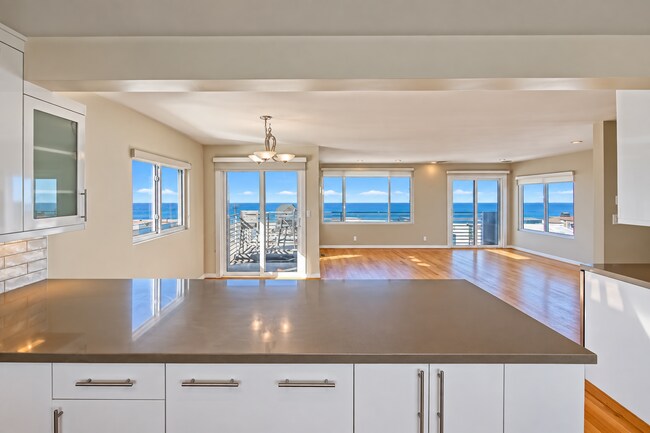 Building Photo - 4021 Crest Dr