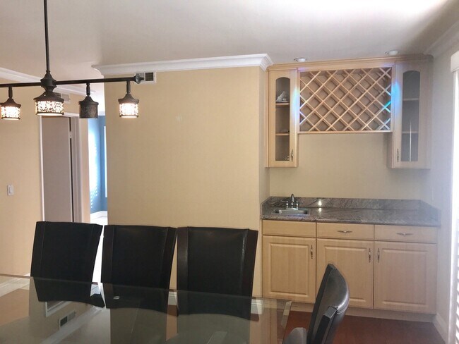 Building Photo - Beautiful and spacious multilevel townhouse in model home condition