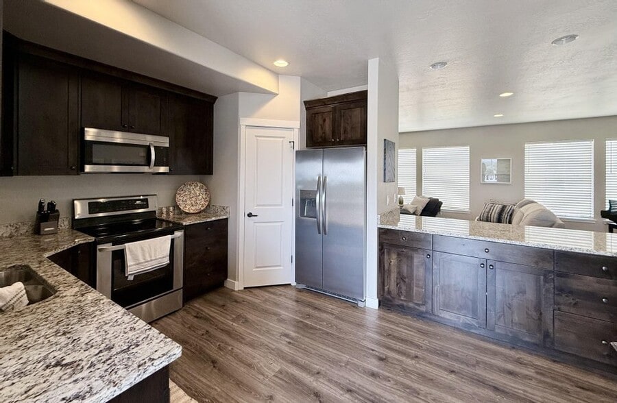 Building Photo - 371 W Knights Ln