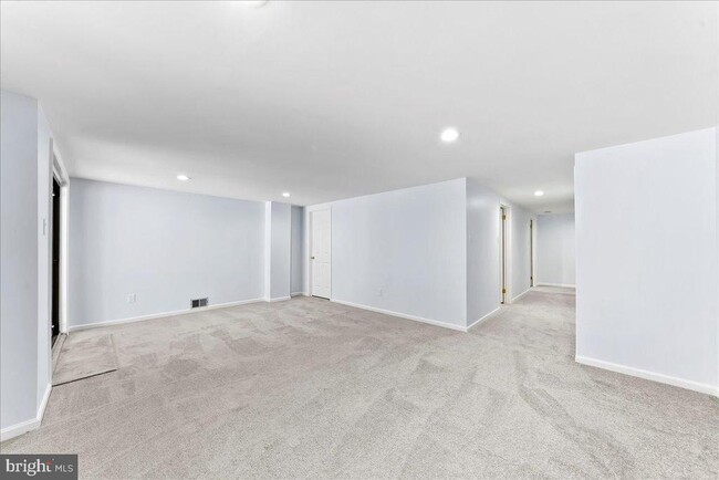 Building Photo - 11 Algonquin Ct