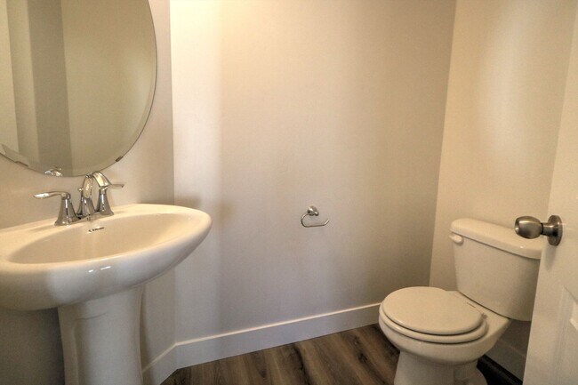 Building Photo - 4 Bedroom 3 Bathroom Townhome in Lehi!