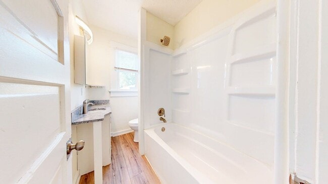 Building Photo - 6 BEDROOMS + 3 BATHROOMS Available August 20, 2026! Schedule to see it today!