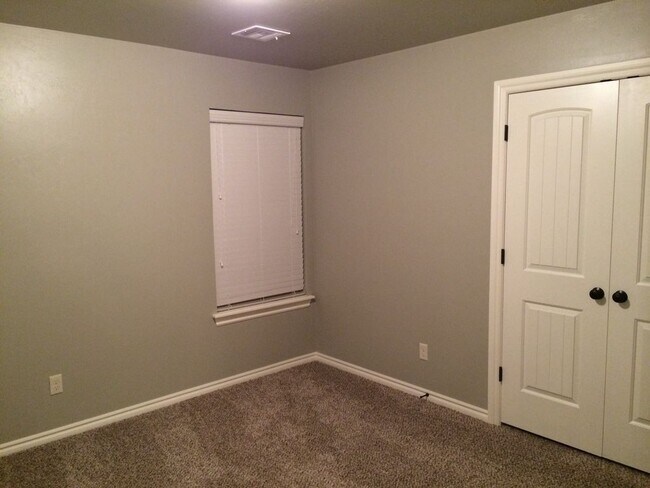 Building Photo - 127 Ashley Dr