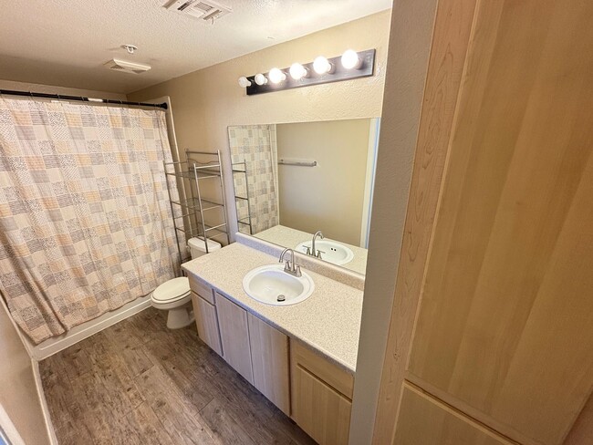 Building Photo - Beautiful 2 bedroom 2 bath condo