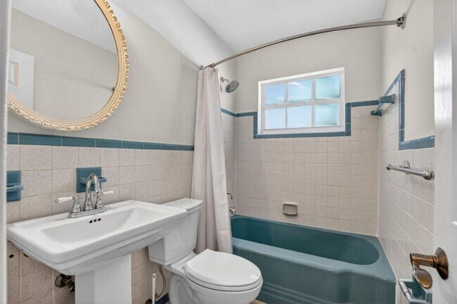 Building Photo - 467 NE 31st St