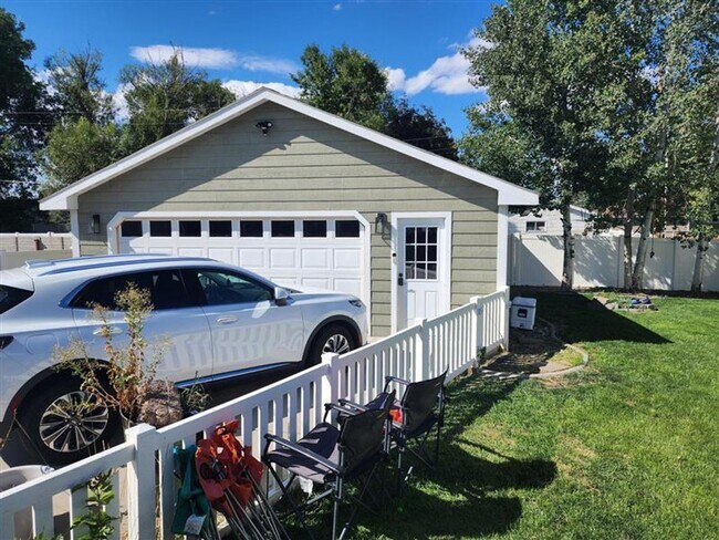 Building Photo - Beautiful 5 bedroom home