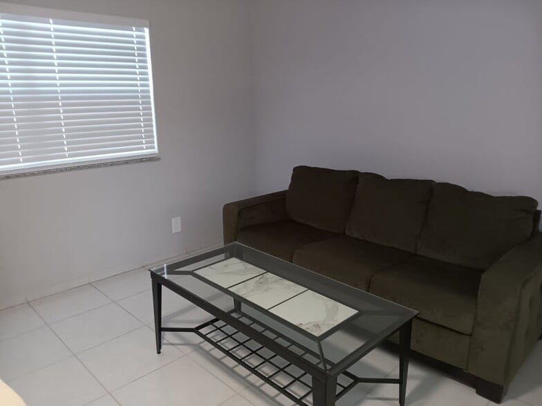 Building Photo - 619 Saxony M