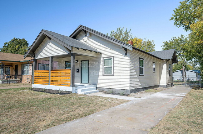 Building Photo - 1225 NE 17th St