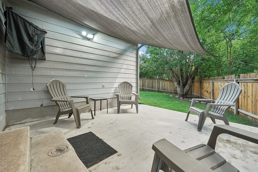 Building Photo - Room in House on Rosewood Ct