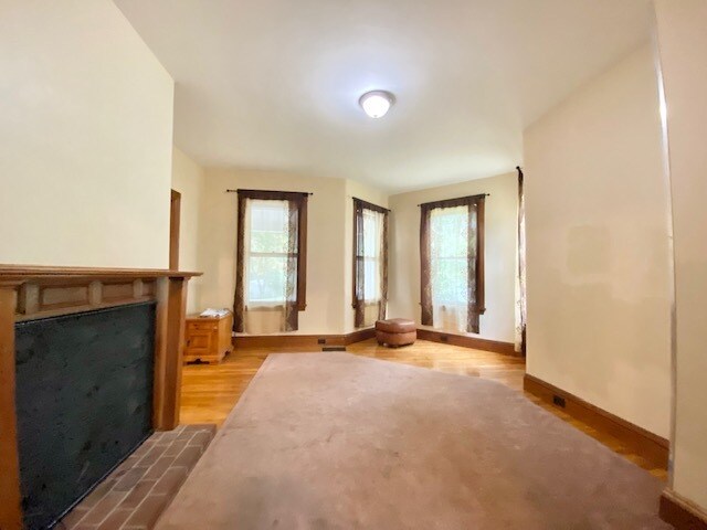Building Photo - 305 Central St