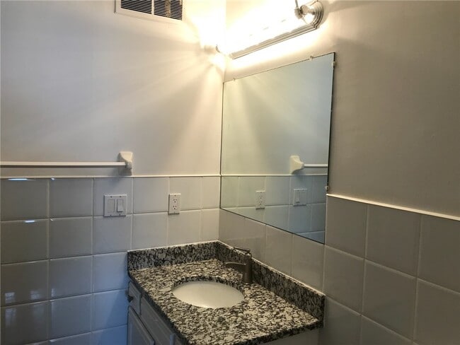 Building Photo - 265 Bay Village Dr