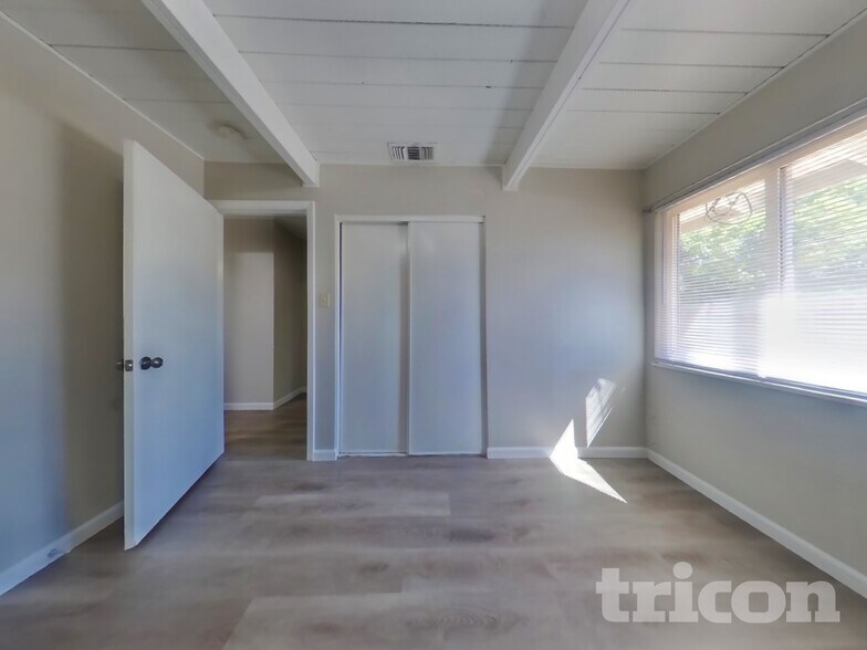 Building Photo - 1475 Knights Row