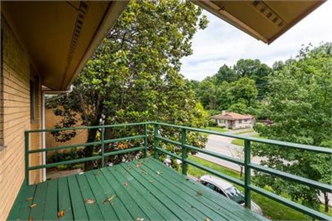 Building Photo - 2 bed 1.5 Bath Apartment, with Community Pool