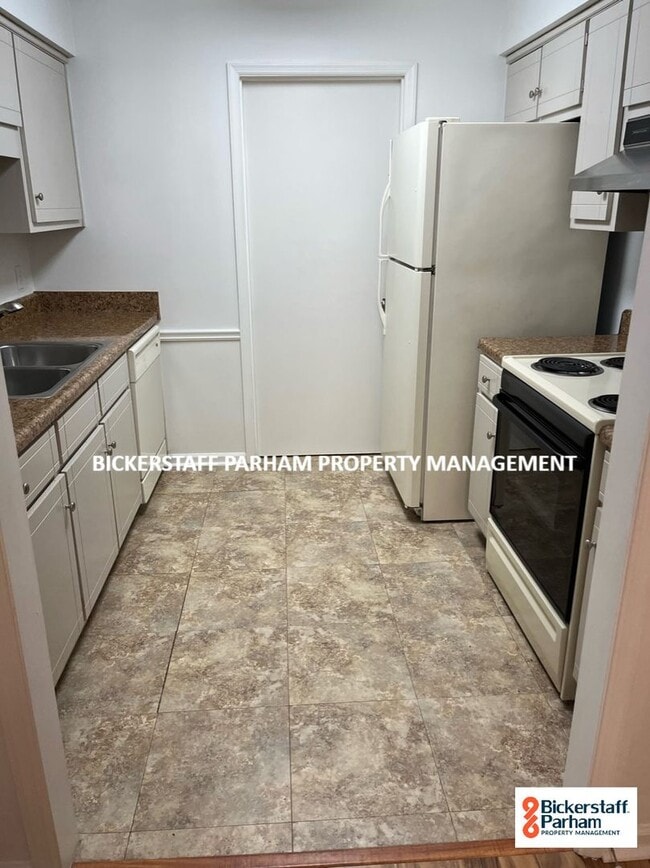 Building Photo - Great Experiences Are Just Around The Corner, Located Off Wynnton Road!