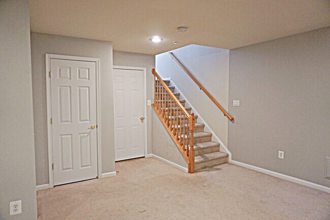 Building Photo - Exquisite Townhouse in Orchard Run Germantown