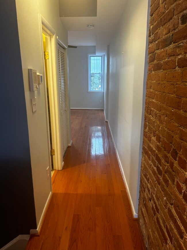 Building Photo - 814 5th St NE