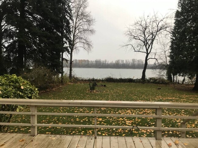 Building Photo - COLUMBIA RIVER Waterfront Home with Access on 1.5 Acres