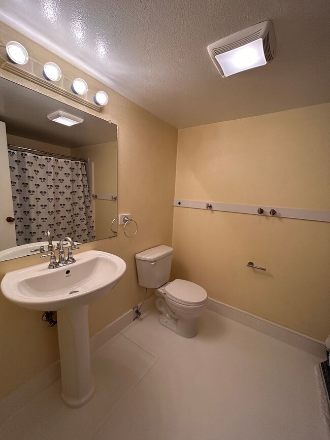 Building Photo - Freshly Updated 2-Bedroom Condo in the Hea...