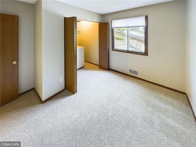 Building Photo - 9343 Ranchview Ln N