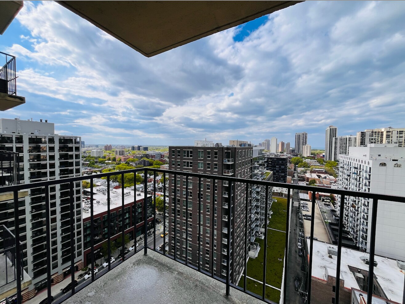Building Photo - 1212 N La Salle Dr
