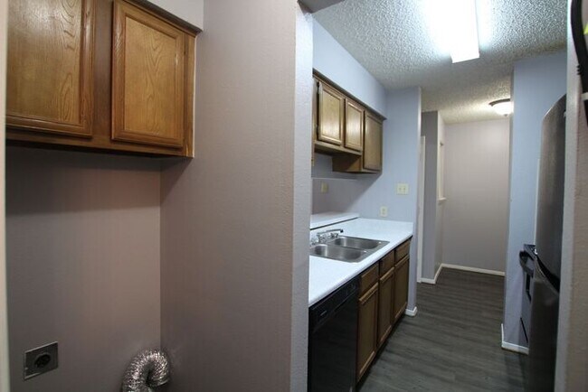 Building Photo - 1 Bed 1 Bath, Upstairs Apartment Unit at H...