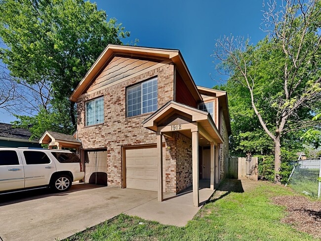Building Photo - ONE MONTH FREE RENT! CALL NOW!