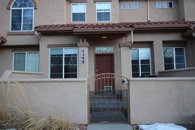 Building Photo - Beautiful 2bdrm 3 bath 2 car garage townhome