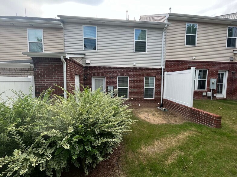 Building Photo - 111 Grande Sky Ct
