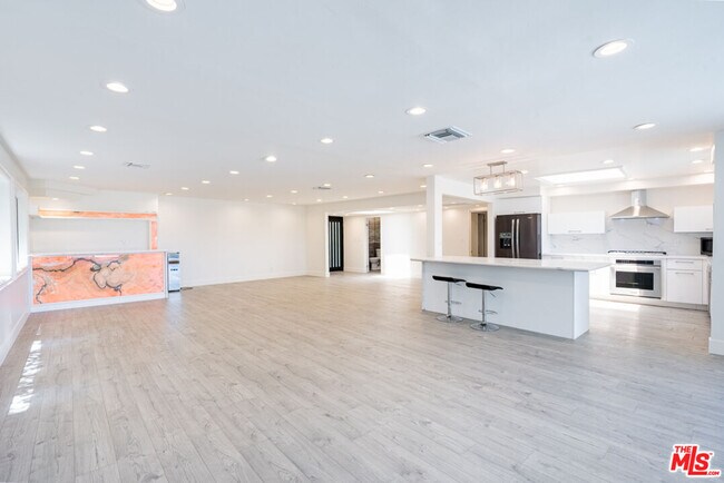 Building Photo - 3650 Sapphire Dr