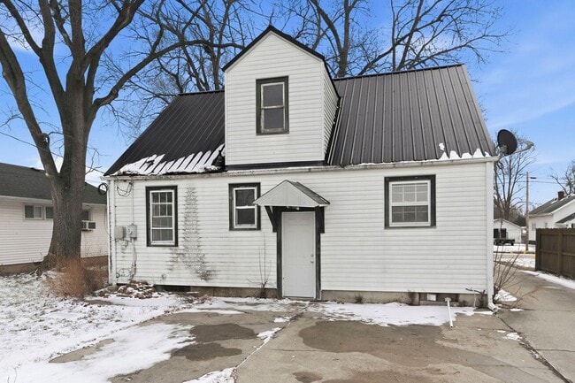 Building Photo - Spacious 4 Bedroom House with New Updates