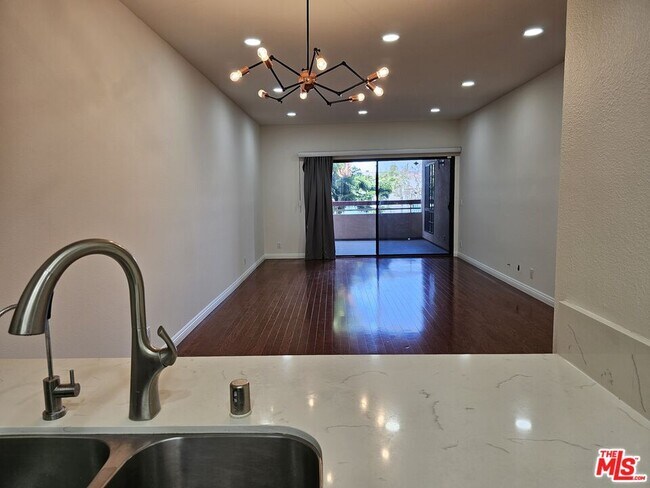 Building Photo - 941 W Carson St