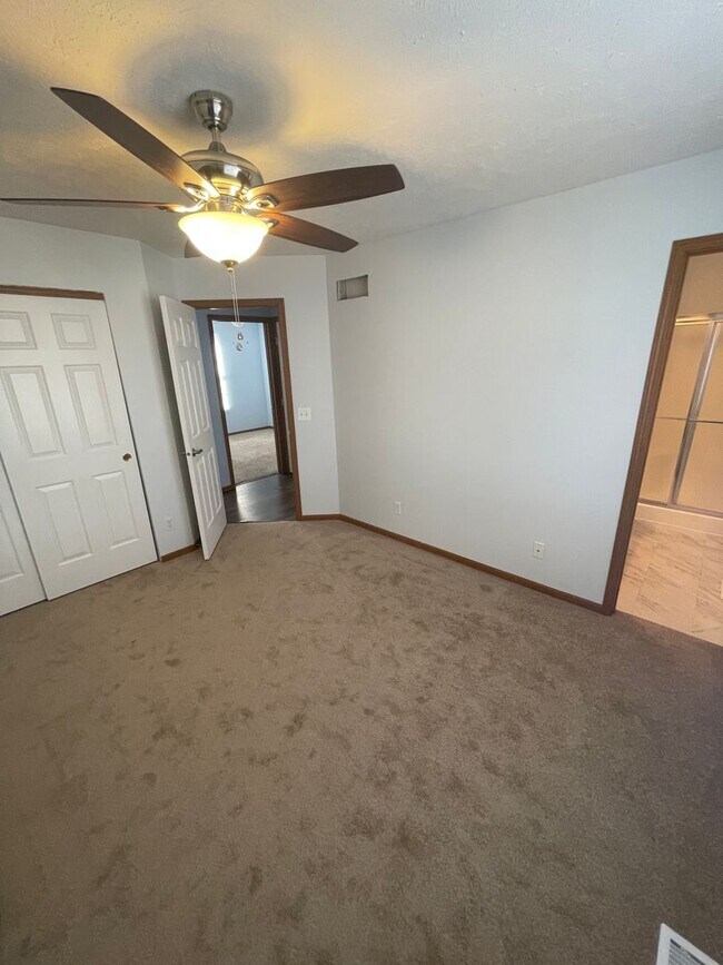 Building Photo - Spacious Home!!