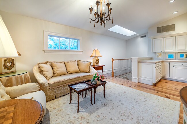 Building Photo - 525 S Westgate Ave